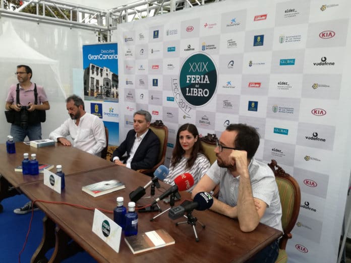 Espido Freire, Vicente Vallés, Julio Fajardo y David Villanueva, en la Feria del Libro de Las Palmas de Gran Canaria