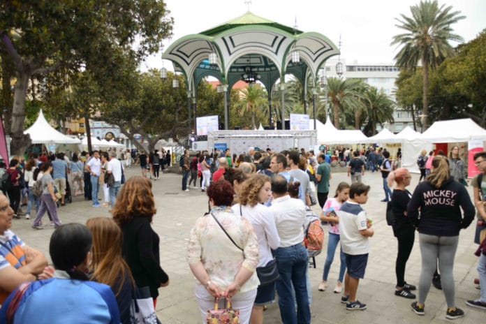 Sesión de firmas en la XXIX Feria del Libro de Las Palmas de Gran Canaria