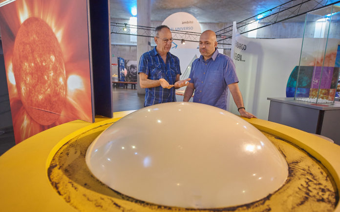 Melini (dcha.), junto al director del Museo de la Ciencia y el Cosmos de Tenerife, Antonio Mampaso