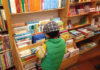 Niño en librería