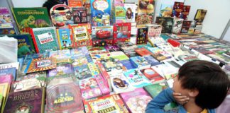 Niño en feria del libro