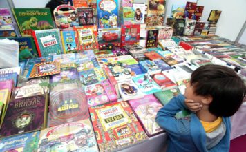 Niño en feria del libro