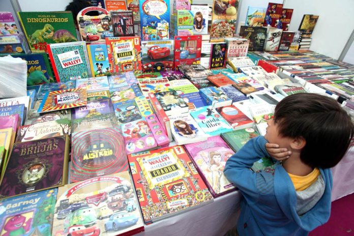 Niño en feria del libro